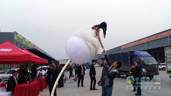 這樣發(fā)入場(chǎng)券，也是夠拼的