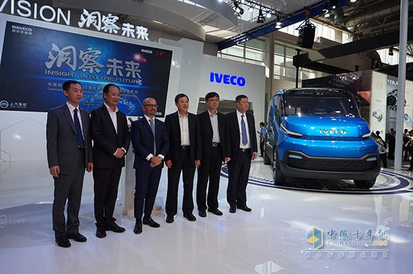 南京依維柯領(lǐng)導與概念車合影