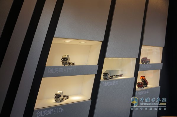 北京車展四川現(xiàn)代車模展示