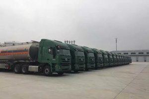 30臺(tái)上汽依維柯紅巖杰獅?；愤\(yùn)輸車(chē)落戶東營(yíng)