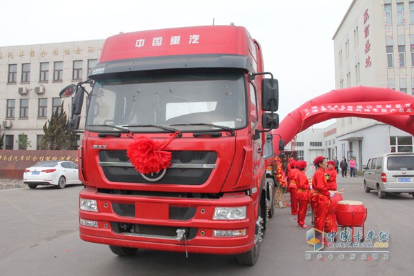 中國重汽商用車天津4S店新基落成 現(xiàn)場斬獲66臺訂單