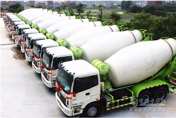 搭載福田康明斯ISG超能動力的雷薩重機(jī)ETX攪拌車