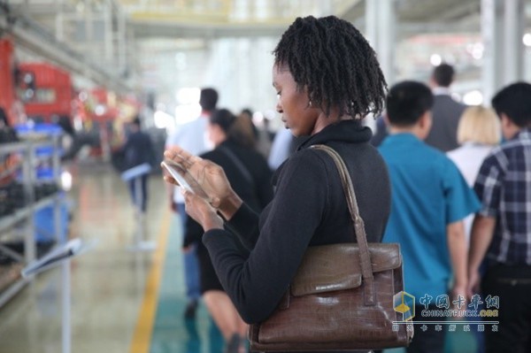 訪華團(tuán)成員參觀重汽工廠