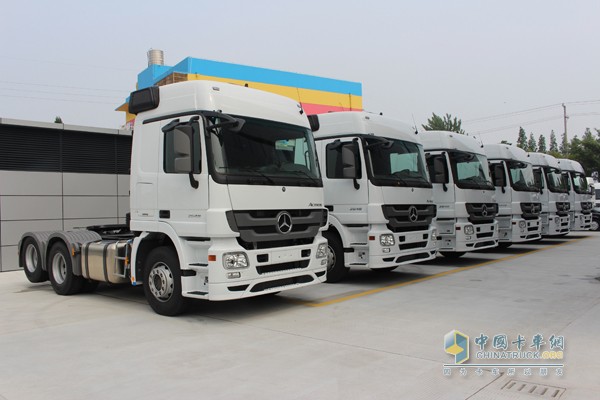 奔馳Actros 2648 6×2卡車(chē)榮耀亮相 暨利星行商用車(chē)?yán)ド娇偛块_(kāi)業(yè)
