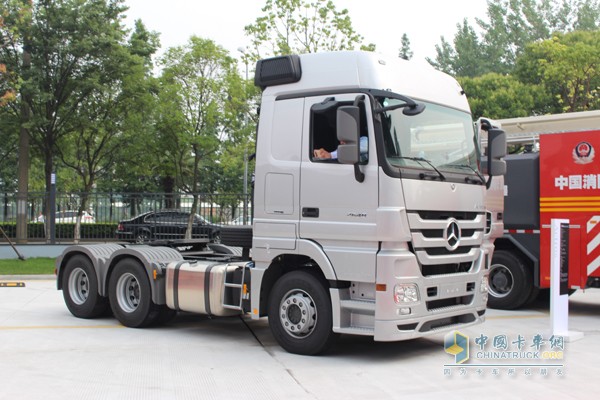 奔馳Actros 2648 6×2卡車(chē)榮耀亮相 暨利星行商用車(chē)?yán)ド娇偛块_(kāi)業(yè)