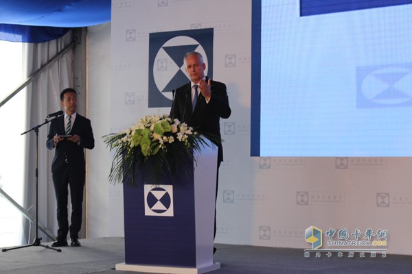 奔馳Actros 2648 6×2卡車(chē)榮耀亮相 暨利星行商用車(chē)?yán)ド娇偛块_(kāi)業(yè)