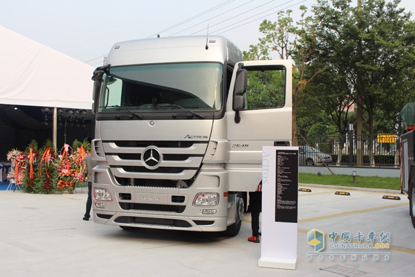 奔馳Actros 2648 6×2卡車(chē)榮耀亮相 暨利星行商用車(chē)?yán)ド娇偛块_(kāi)業(yè)