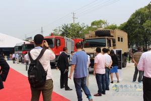 奔馳Actros 2648 6×2卡車(chē)榮耀亮相 暨利星行商用車(chē)?yán)ド娇偛块_(kāi)業(yè)