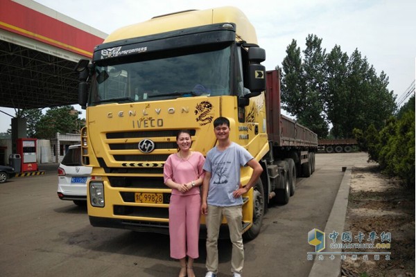 孟強(qiáng)和妻子與工作5年的紅巖杰獅“老伙計”合影留念