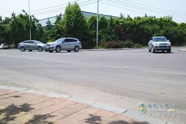 城郊無信號(hào)燈或者空曠的交叉路段