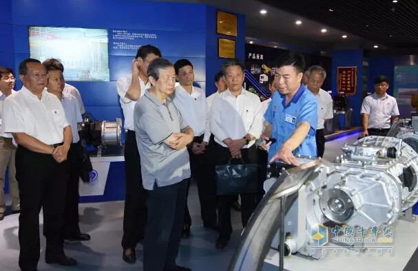 深入公司汽車傳動工程研究院參觀調研