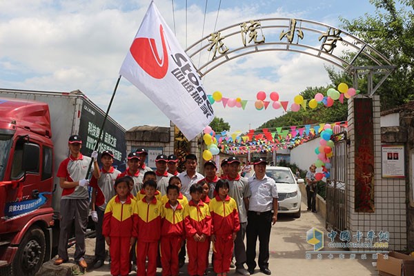 車隊(duì)和受贈(zèng)學(xué)生合影