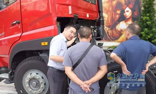 中國重汽斯太爾品系部總經(jīng)理(孫東立)現(xiàn)場為客戶介紹車輛