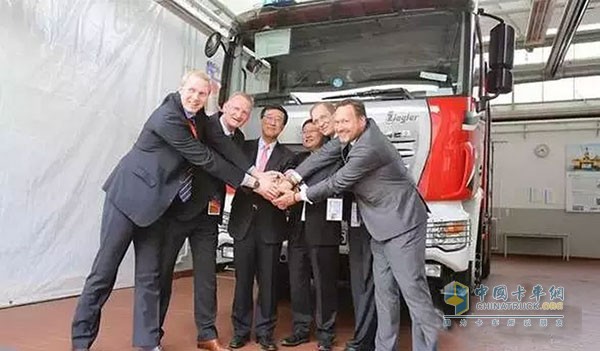 　中集收購齊格勒距今已經有兩年多了，我們現(xiàn)在不妨回顧一下當年那筆收購，當年中集是如何能夠順利收購這家全球排名第五、德國排名第一的消防車企業(yè)的?中集又怎能能夠把這個德國血統(tǒng)的企業(yè)管理得如此融洽的?