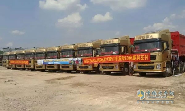 陜汽重卡舉行了一場德龍X3000黃金版500馬力牽引車產(chǎn)品品鑒活動。