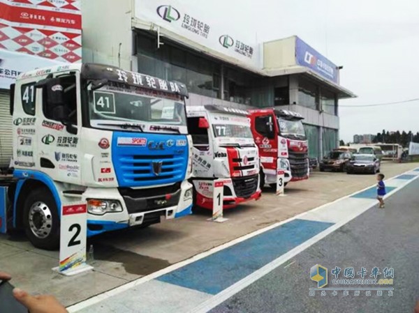 玲瓏輪胎2016中國卡車公開賽廣東站決賽日，玲瓏輪胎隊的賽手駕駛聯(lián)合戰(zhàn)車U480全“橙”發(fā)力，斬獲個人決賽亞軍和第四名的好成績，助力聯(lián)合卡車國五新品上市。