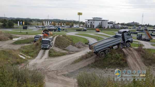 車展期間還組織了奔馳卡車的越野體驗(yàn)