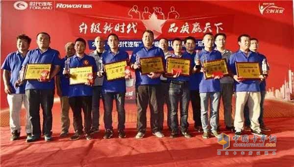 給獲得比賽一、二、三等獎的選手頒獎