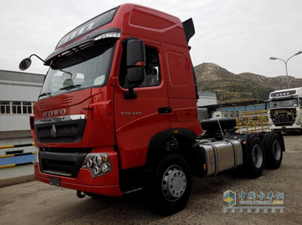 中國重汽定制輕量化T7H/6×4煤炭運輸專用車隆重登場。本車聚集自重輕、油耗低、安全性高、舒適性好、時效性高、保養(yǎng)周期長等諸多特點，一上市即倍受關(guān)注。