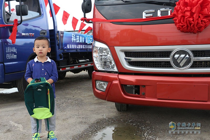  奧鈴大篷車(chē)走進(jìn)寧波 獲意向客戶圍觀