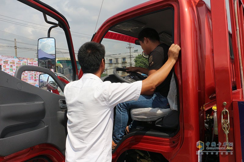  奧鈴大篷車(chē)走進(jìn)寧波 獲意向客戶圍觀