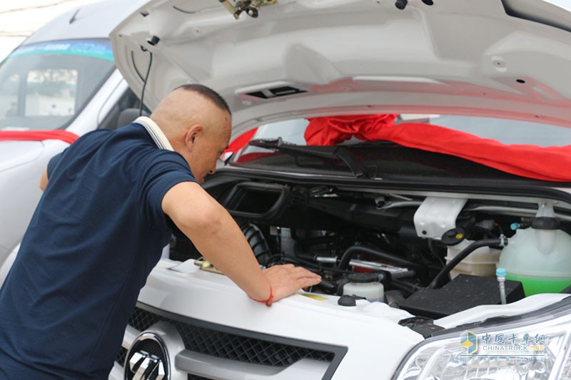  奧鈴大篷車(chē)走進(jìn)寧波 獲意向客戶圍觀