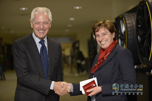 倍耐力副總裁兼全球CEO特隆凱蒂先生和米蘭理工大學(xué)校長Cristina-Messa合影1