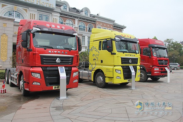 自汕德卡、新斯太爾的問世，受到眾多用戶的一致好評(píng)，為了讓更多用戶了解與受益，中國重汽此次來到了山東濰坊，這“一燃星火”正不斷地伸向各個(gè)地域，汕德卡、斯太爾這“兩大精英”一路過關(guān)斬將，向眾人大展風(fēng)采。