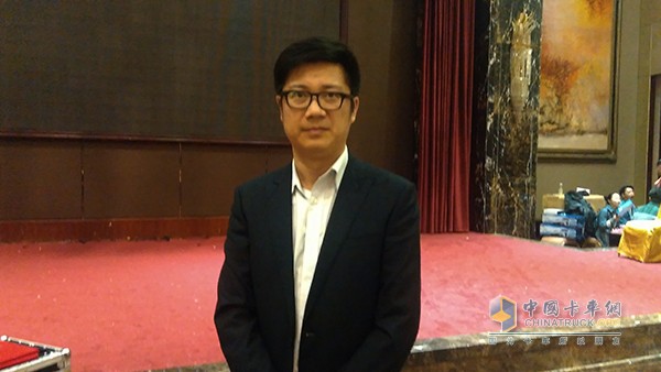 地域的延伸，領(lǐng)域的擴(kuò)展，中國重汽前進(jìn)的腳步始終不停，中國重汽商用車銷售部濰坊地區(qū)總經(jīng)理王陽向記者說出了點(diǎn)、線、面的三個(gè)概念。