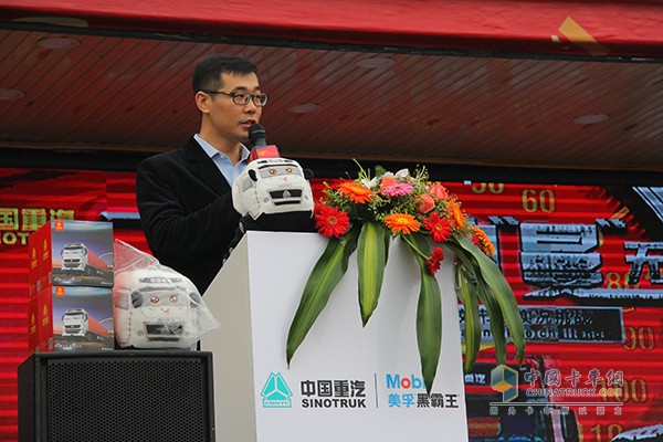 恰逢“雙十一”來臨之際，為體現(xiàn)重汽產(chǎn)品的領(lǐng)域的多樣化，中國重汽高效節(jié)油實況挑戰(zhàn)賽采用近期交付天天快遞的HOWO-T7H 400馬力 4x2快遞專用車輛作為比賽車輛，值得一提的是，這4輛車都處于磨合期，在節(jié)油性的方面可有著更大的潛力。