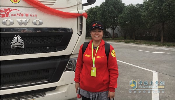 繼鄭州站來了首位女賽手之后，杭州站也迎來了一位“巾幗英雄”。擁有21年駕齡的張紅芬在此次重汽節(jié)油賽杭州站向大家證明了女司機照樣能頂半邊天。