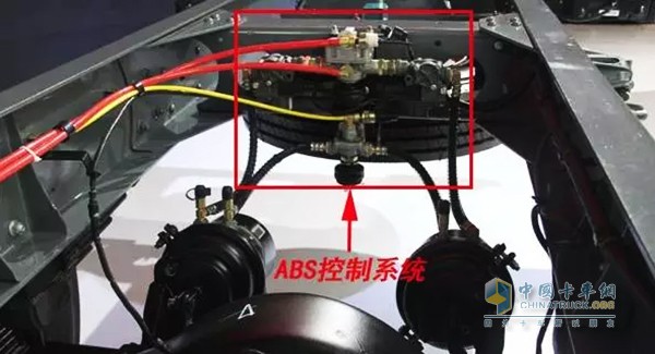 ABS系統(tǒng)是汽車防抱死制動(dòng)系統(tǒng)(Anti-Lock Braking System)的縮寫(xiě)。它是汽車上的一種非常重要的安全裝置，用于汽車制動(dòng)時(shí)防止車輪抱死拖滑，以提高汽車制動(dòng)過(guò)程中的方向穩(wěn)定性、轉(zhuǎn)向可操縱性和縮短制動(dòng)距離，充分發(fā)揮汽車制動(dòng)效能。
