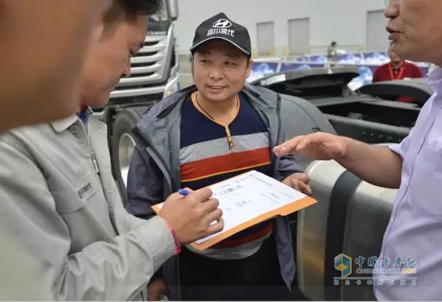 賽前，李師傅與四川現(xiàn)代工作人員確定油量