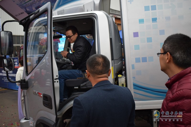 一汽解放 J6P重卡 質(zhì)惠版 420馬力 6X4 國(guó)五牽引車(CA4250P66K24T1A1E5)