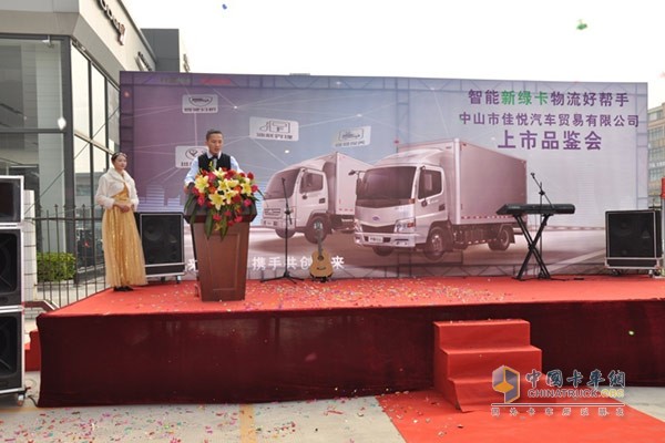 開瑞綠卡營(yíng)銷公司傳播管理部萬(勇)部長(zhǎng)介紹“智能云卡”產(chǎn)品