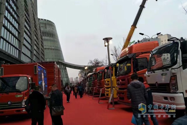 重汽王牌商務(wù)大會(huì)現(xiàn)場(chǎng)展車