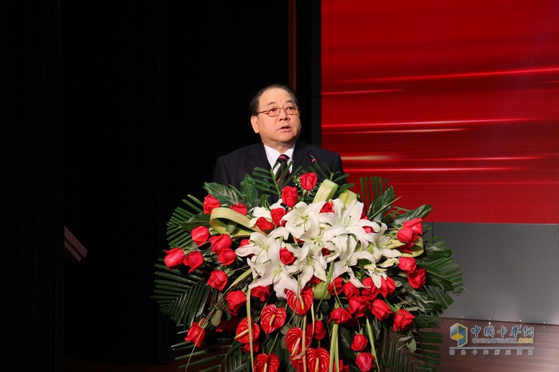 百款重卡戰(zhàn)十大領(lǐng)域 重汽銷售部召開2017年商務(wù)大會