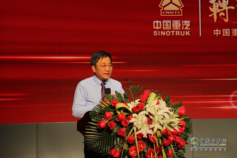 百款重卡戰(zhàn)十大領(lǐng)域 重汽銷售部召開2017年商務(wù)大會