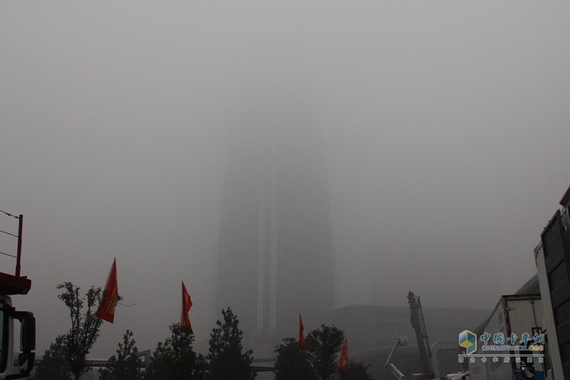 百款重卡戰(zhàn)十大領(lǐng)域 重汽銷售部召開2017年商務(wù)大會