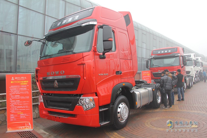 百款重卡戰(zhàn)十大領(lǐng)域 重汽銷售部召開2017年商務(wù)大會