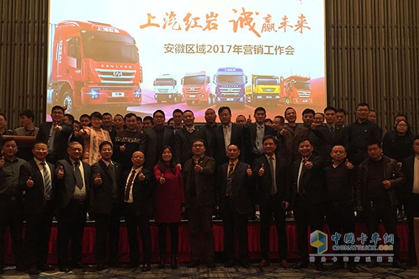 胡春芳與安徽地區(qū)與會(huì)代表合影留念