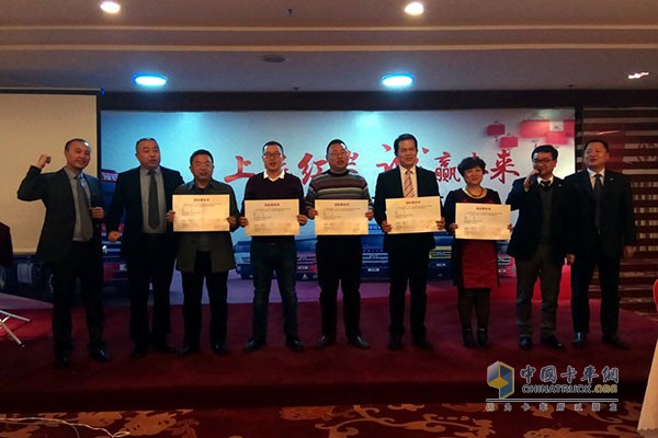 西北大區(qū)總經(jīng)理涂文濤與簽訂目標(biāo)責(zé)任書的新疆經(jīng)銷商合影