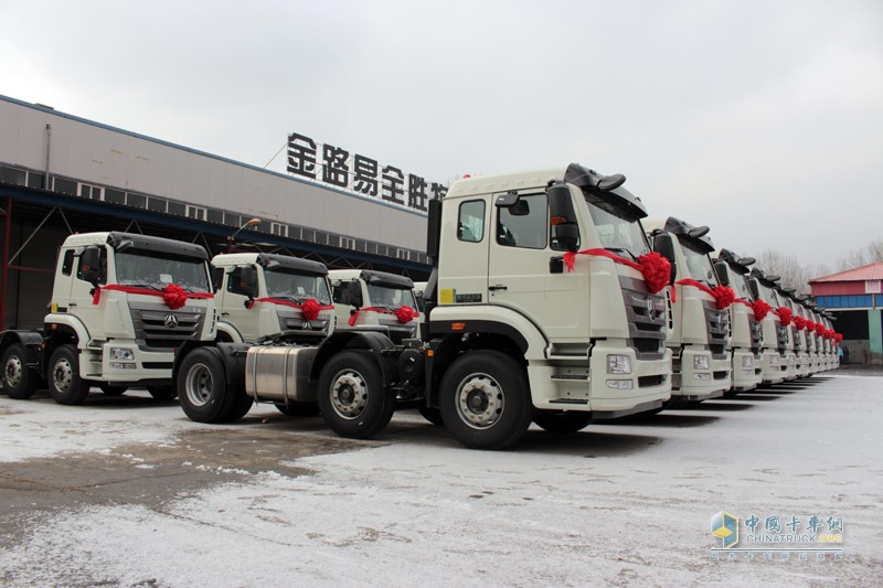 強(qiáng)強(qiáng)聯(lián)手 中國(guó)重汽50臺(tái)豪翰轎運(yùn)車(chē)交付長(zhǎng)久物流