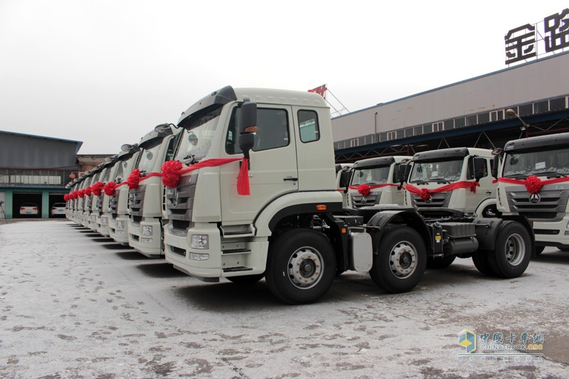 強(qiáng)強(qiáng)聯(lián)手 中國(guó)重汽50臺(tái)豪翰轎運(yùn)車(chē)交付長(zhǎng)久物流