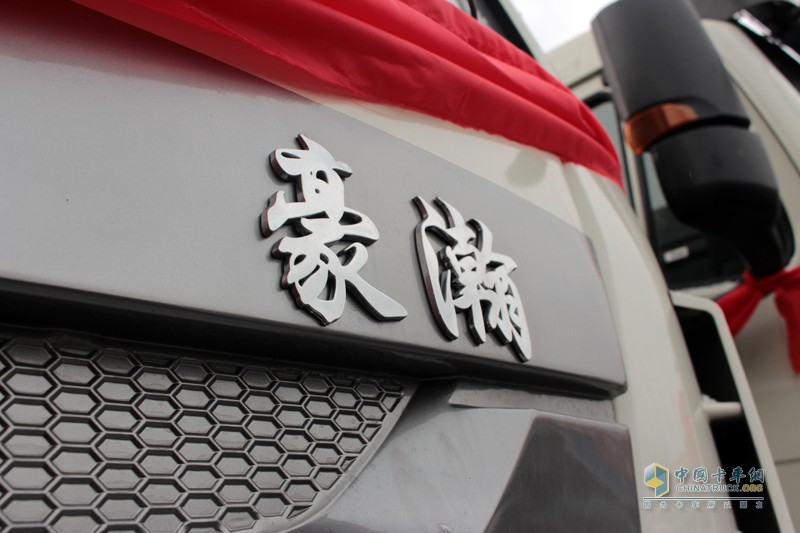 強(qiáng)強(qiáng)聯(lián)手 中國(guó)重汽50臺(tái)豪翰轎運(yùn)車(chē)交付長(zhǎng)久物流