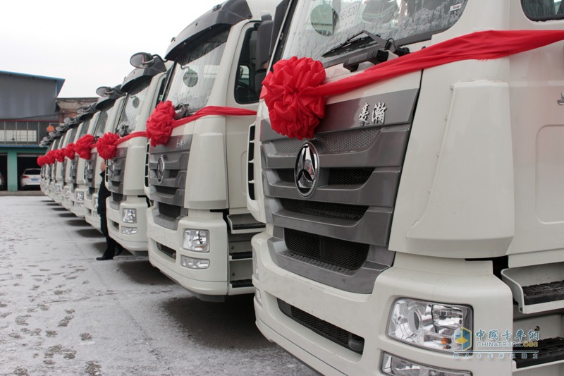 強(qiáng)強(qiáng)聯(lián)手 中國(guó)重汽50臺(tái)豪翰轎運(yùn)車(chē)交付長(zhǎng)久物流
