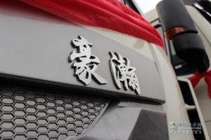 強(qiáng)強(qiáng)聯(lián)手 中國(guó)重汽50臺(tái)豪翰轎運(yùn)車(chē)交付長(zhǎng)久物流