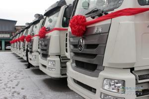 強(qiáng)強(qiáng)聯(lián)手 中國(guó)重汽50臺(tái)豪翰轎運(yùn)車(chē)交付長(zhǎng)久物流