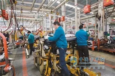 為保證新年“開門紅”，重汽成都王牌公司員工早早投入工作