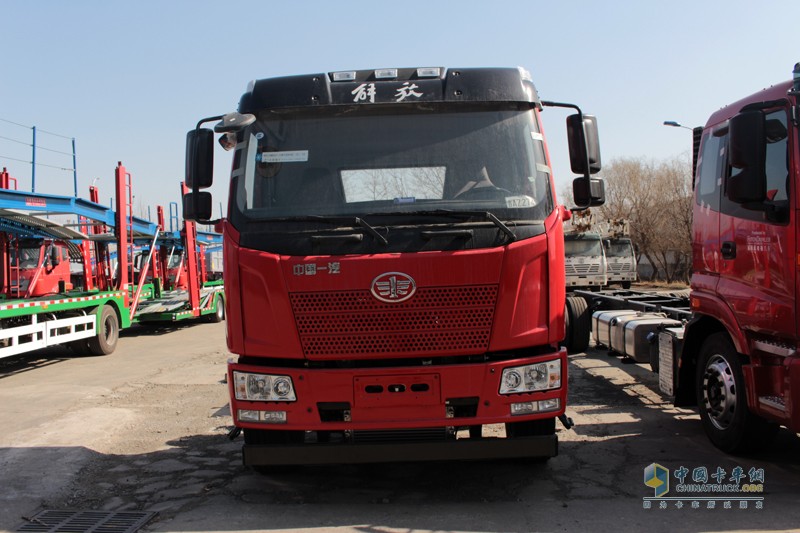 主攻中置軸轎運車 一汽解放與天津勞爾簽署戰(zhàn)略合作